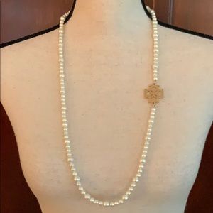 Gorgeous Ann Taylor faux pearl necklace